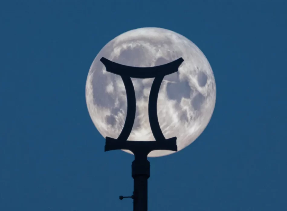 Full moon with piesces sign
